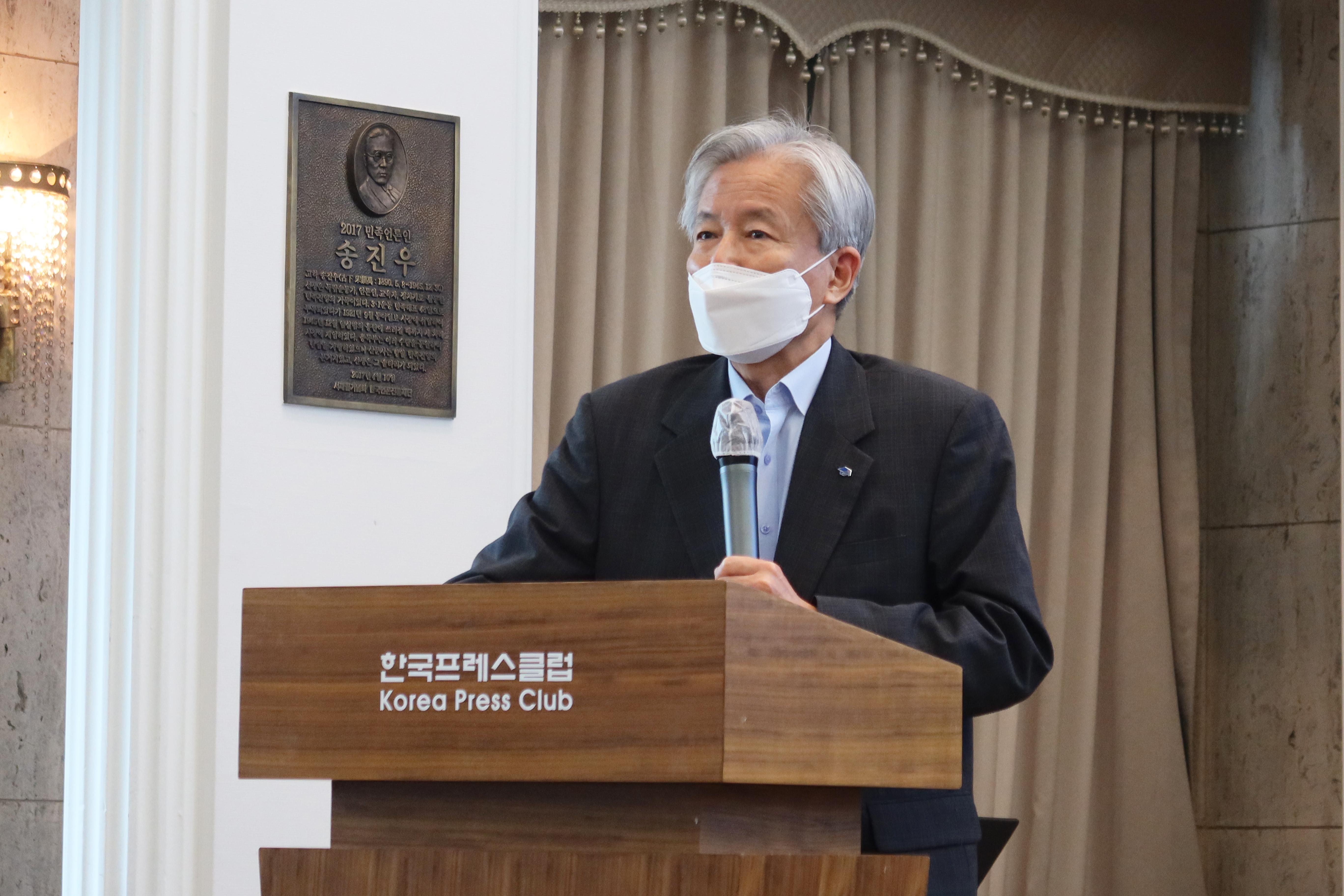 강연하는 이정우 학국장학재단 이사장 사진