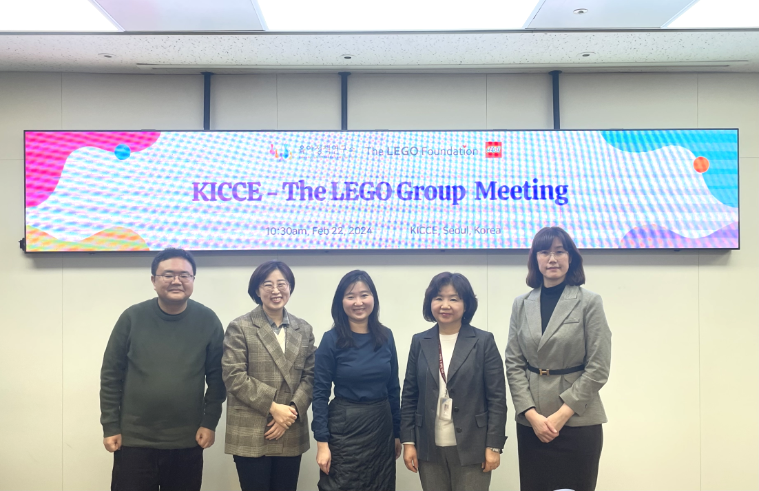 간담회장에서 참여인원들(문무경, 조숙인, 김나영, 김근진, 조경진) 함께 찍은 사진