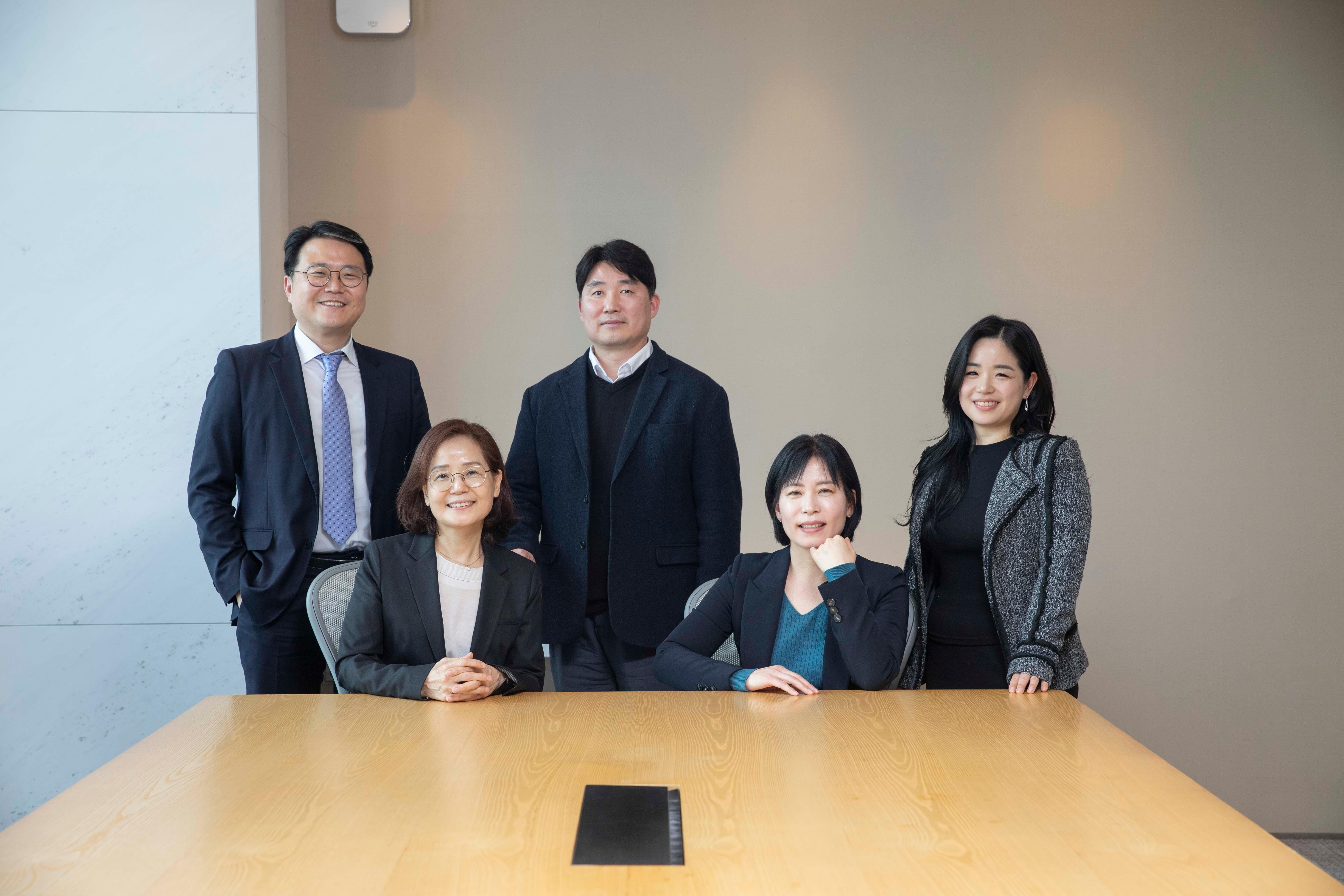 특별좌담 참석 단체사진 - 왼쪽부터 홍일표 사무총장, 심미선 교수, 조범철 본부장, 이지은 실장, 최유경 연구위원