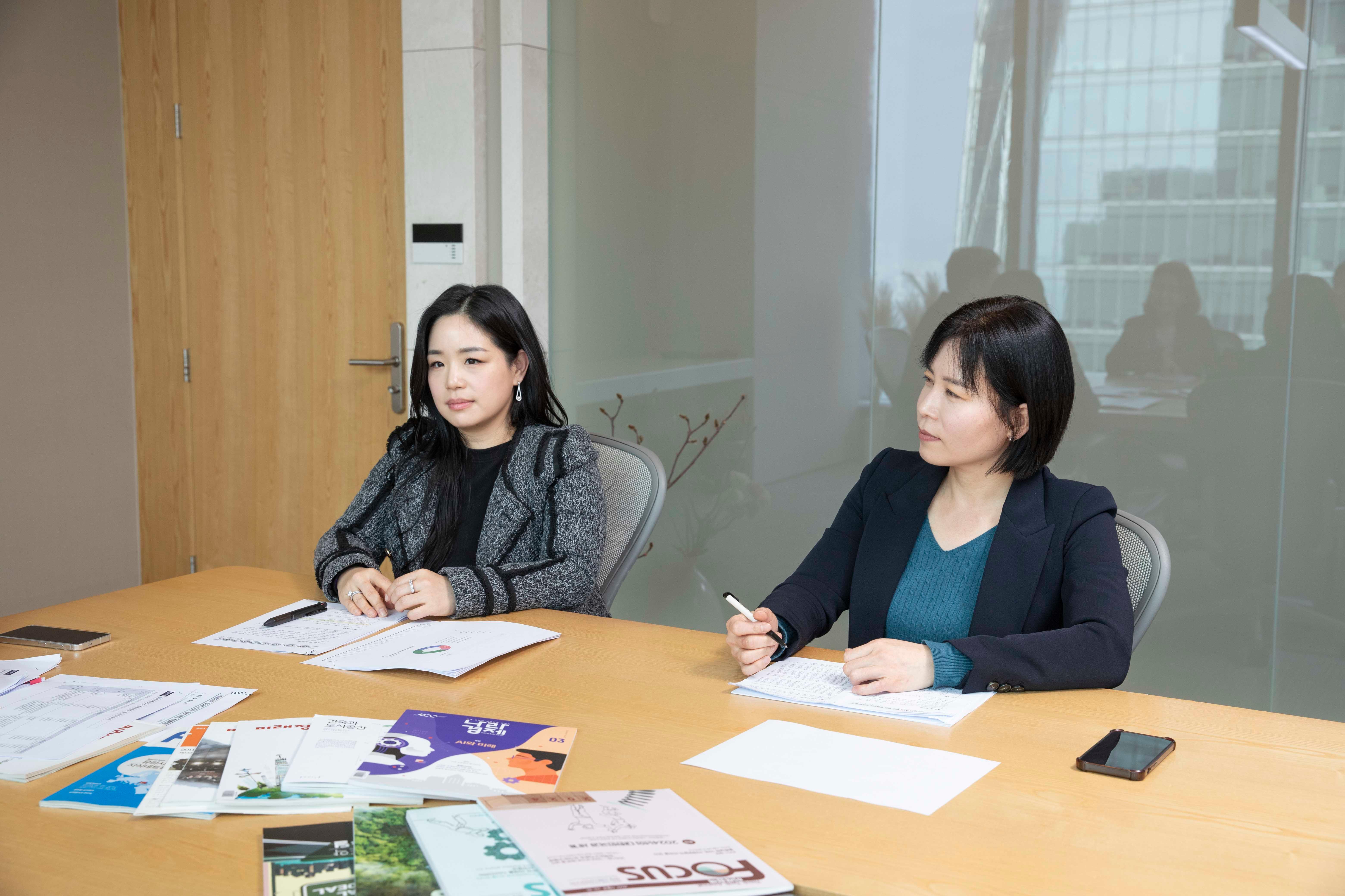 경청중인 이지은 실장과 최유경 연구위원의 사진